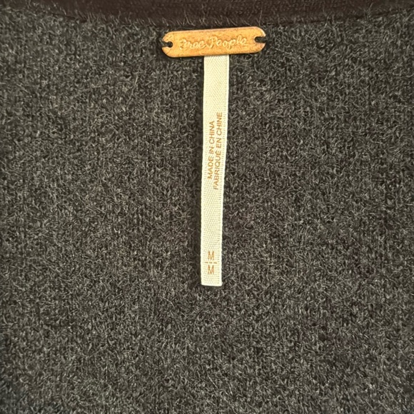 FREE PEOPLE NWT oversized V-Neck black/ dark grey sweater - Picture 3 of 5